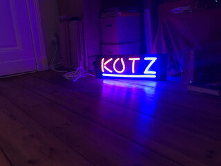 ansicht des fertigen neonlichts mit der aufschrift „kotz“