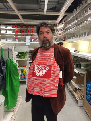fot von mir in der ikea k&uuml;chenabteilung mit einer kindersch&uuml;rze um den hals