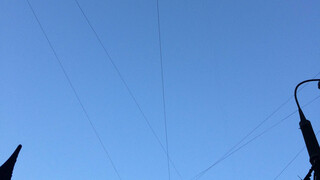 foto vom himmel &uuml;ber moskau, man sieht stromleitungen, die den himmel zerschneiden.