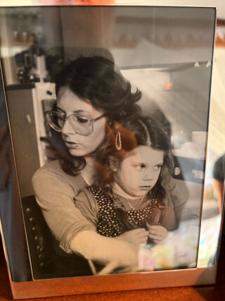 foto eines fotos aus den achtziger jahren von meiner mutter mit meiner schwester elena auf dem schoss