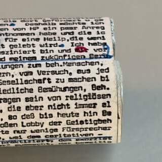 grossaufnahme der sehr klein-kopierten schrift eines rollbaren pfuschzettels meiner mutter aus den sp&auml;ten 70ern oder fr&uuml;hen achtzigern