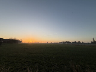 sonnenaufgang &uuml;ber den feldern um karken.