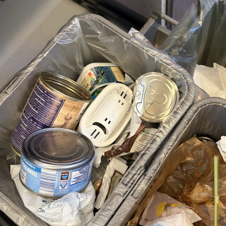 foto eines brita-filters im m&uuml;ll. die &ouml;ffnungen des filters sehen aus wie ein trauriger smiley