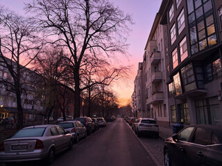 foto vom bl&auml;ulich leuchtenden sonnenaufgang in der antwerpener strasse