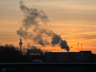foto vom fernsehturm und einem schornstein &uuml;ber die nordhafenbr&uuml;cke hinweg