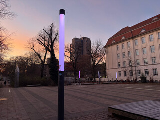 foto vom &bdquo;workout park&ldquo; zwischen zeppelinplatz und beuth-halle. die strassenbeleuchtung ist bl&auml;ulich