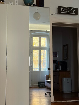 aus dem bett aufgenommes bild meines kleiderschranks und der t&uuml;r zum flur. in der spiegelt&uuml;r des pax sieht man die balkont&uuml;r. eigentlich sieht man noch viel mehr, das beschreibe ich aber sepaarte im artikel.