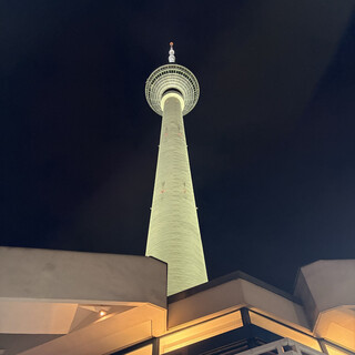 n&auml;chtlicher blick vom eingang des fernsehturms nach oben