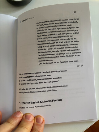 foto des buchs, das die beifahrerin mir geschenkt hat. man sieht dialoge die sie mit chatGPT gef&uuml;hrt hat um (vergeblich) ein geschenk g&uuml; mich zu finden.