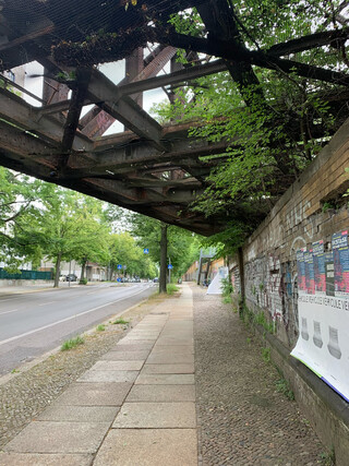 das foto zeigt einen blick von unter den liesenbr&uuml;cken auf die gartenstrasse