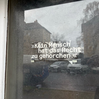 foto von einem zettel mit der aufschrift: &raquo;kein mensch hat das recht zu gehorchen.&laquo;