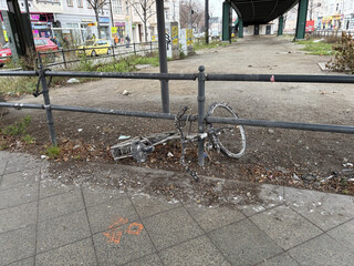 foto von einem umgefallenen fahrrad, das zum grossen teil mit taubenkacke bedeckt ist
