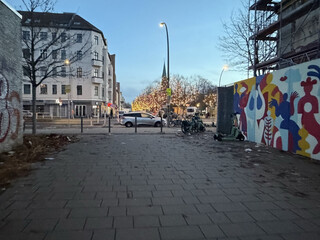 foto vom leopoldplatz, die weihnachtbeleuchtung ist auf 100%, es liegt m&uuml;ll herum