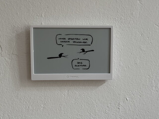 eine zeichnung von metabene auf meinem neuen trmnl e-paper-display. diese sagt: &bdquo;immer streiten wir &uuml;ber dasselbe.&ldquo; &bdquo;das gleiche.&ldquo;