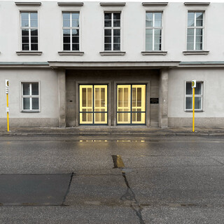 foto von falschen t&uuml;ren am langenbeck-virchow-haus auf dem gel&auml;nde der charit&eacute;.