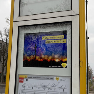 foto von einem haltestellendisplay auf dem die BVG ihren kunden ein frohes neues jahr w&uuml;nscht (weil wir dich lieben)