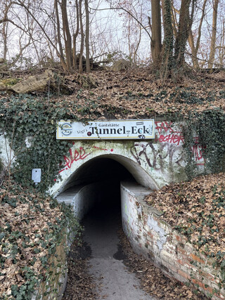 foto vom tunnel vor der gastst&auml;tte &bdquo;tunnel eck&ldquo;