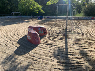 bild von einem sportplatz im park am nordbahnhof, in dem sich jemand die m&uuml;he gemacht hat und den sand sorgf&auml;ltig mit kreisen versehen hat)