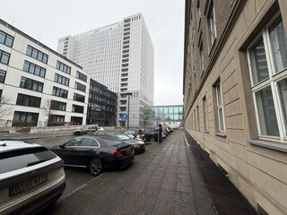 foto vom hochhaus am campus mitte der charit&eacute;. der himmel ist grau. alles andere auch.