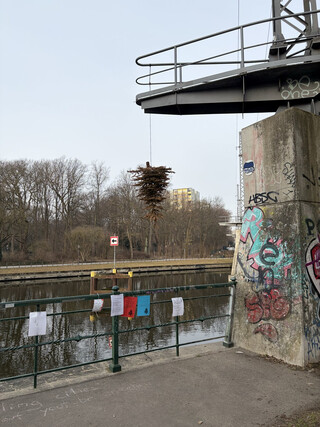 an der gerickebahnbr&uuml;cke h&auml;ngt (noch) ein weihnachtsbaum kopf&uuml;ber