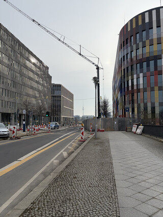 foto auf der invalidenstrasse richtung fernsehturm, der himmel wird von einem riesigen kranausleger zerschnitten