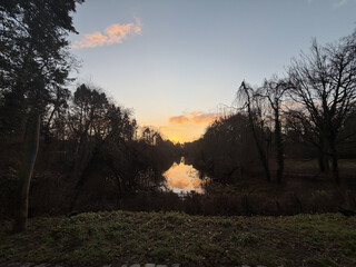 foto vom sonnenaufgang &uuml;ber dem m&ouml;wensee in den regbergen. die wolken am himmel leuchten gift-orange