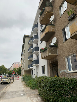foto einer von zwei baugleichen h&auml;usern, eine fassade ist saniert, die andere nicht