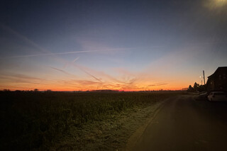 sonnenaufgang in karken, der himmel leuchtet in warmen orange- und gelbt&ouml;nen.