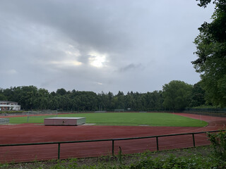 bild vom sportpllatz neben der catcherwiesse in den rehbergen, der himmel hat sich der sonne ein kleinwenig ge&ouml;ffnet.