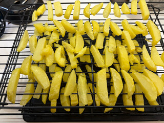 foto der pommes nach dem ersten fritiergang