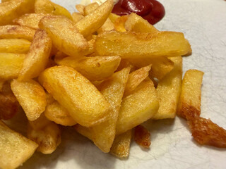 foto der fertigen pommes nach heston blumenhal. sie sind goldbraun, knusrig und rau
