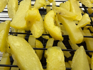 nahaufnahme der pommes nach dem ersten fritieren, man sieht bereits gut die raue oberfl&auml;chenstruktur