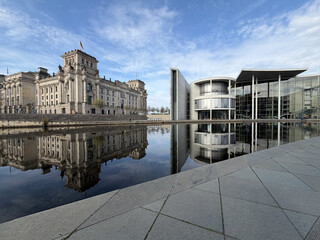 paul-löbe-haus und der reichstag.