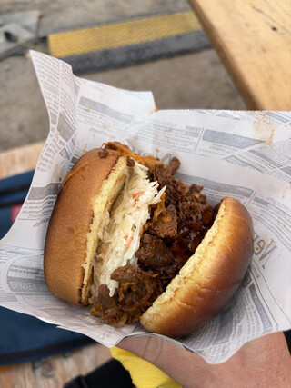 pulled need burger im &bdquo;zeitungspapier&ldquo;