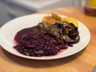 rotkohl nach fallow (mit rouladen- und knödelscheiben im hintergrund)