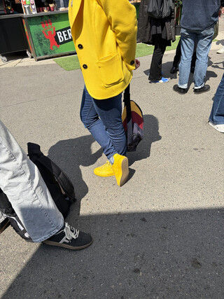 foto einer sehr gelben person auf dem hif der republica/station berlin