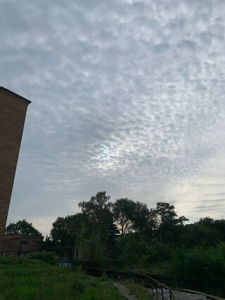 bild von sehr fleckigen wolken &uuml;ber der fischtreppe am nordhafen