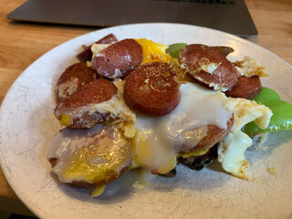 bild von meinem fr&uuml;hst&uuml;ck (vollkornbrot, paprika, sucuk, spiegelei)