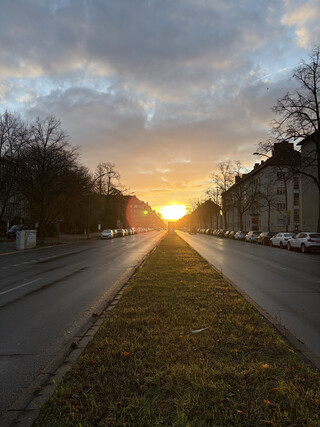 foto vom sonnenaufgang &uuml;ber der m&uuml;llerstrasse in berlin wedding