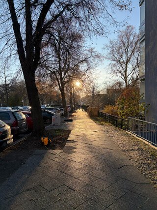 foto vom sonnenuntergang am südwestlichen ende der kameruner strasse