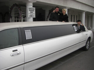 felix, katia und anton in unserer limosine auf dem parkplatz der &bdquo;little white wedding chapel&ldquo;. das foto hat unser freundlicher fahrer gemacht . katia und ich schauen aus dem dachfenster, anton aus dem seitenfenster.