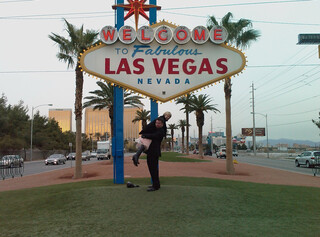 katia und ich vor dem ikonischen welcome to las vegas schild (ich habe katia hochgehoben)