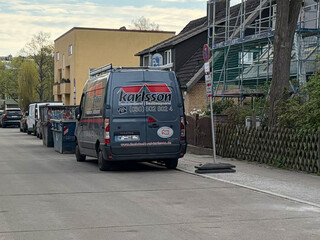 foto eines lieferwagens der dachdeckei karlsson. ich frage mich: warum sie sich nicht „karlsson vom dach“ genannt haben
