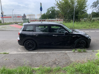 bild von einem besch&auml;digten auto der marke mini am strassenrand. es ist kein zettel mit der aufschrift &bdquo;zum mitnehmen&ldquo; zu sehen