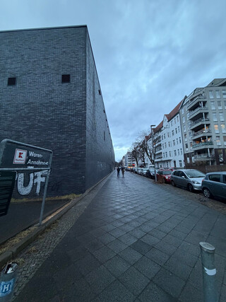 foto vo, kaufland an der m&uuml;llerstrasse in berlin wedding von der lieferantenseite. da der himmel grau und tr&uuml;be ist, sieht der kaufland-kasten noch deprimierender aus als sonst.