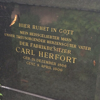 grabstein u.a. mit der aufschrift: &bdquo;mein heissgeliebter mann, unser treusorgender, herzensguter vater, der fabrikbesitzer carl herfort&ldquo;